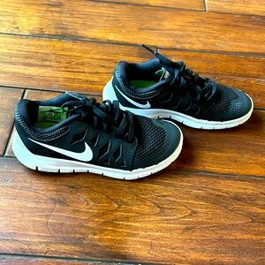 Boys Nike like new only worn once inside the house size 1Y